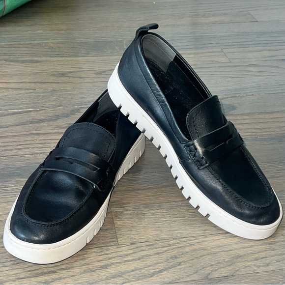 Vionic Black Leather Loafers Lug Sole Slip On Size 8 | Office | Arch Support - Picture 1 of 8